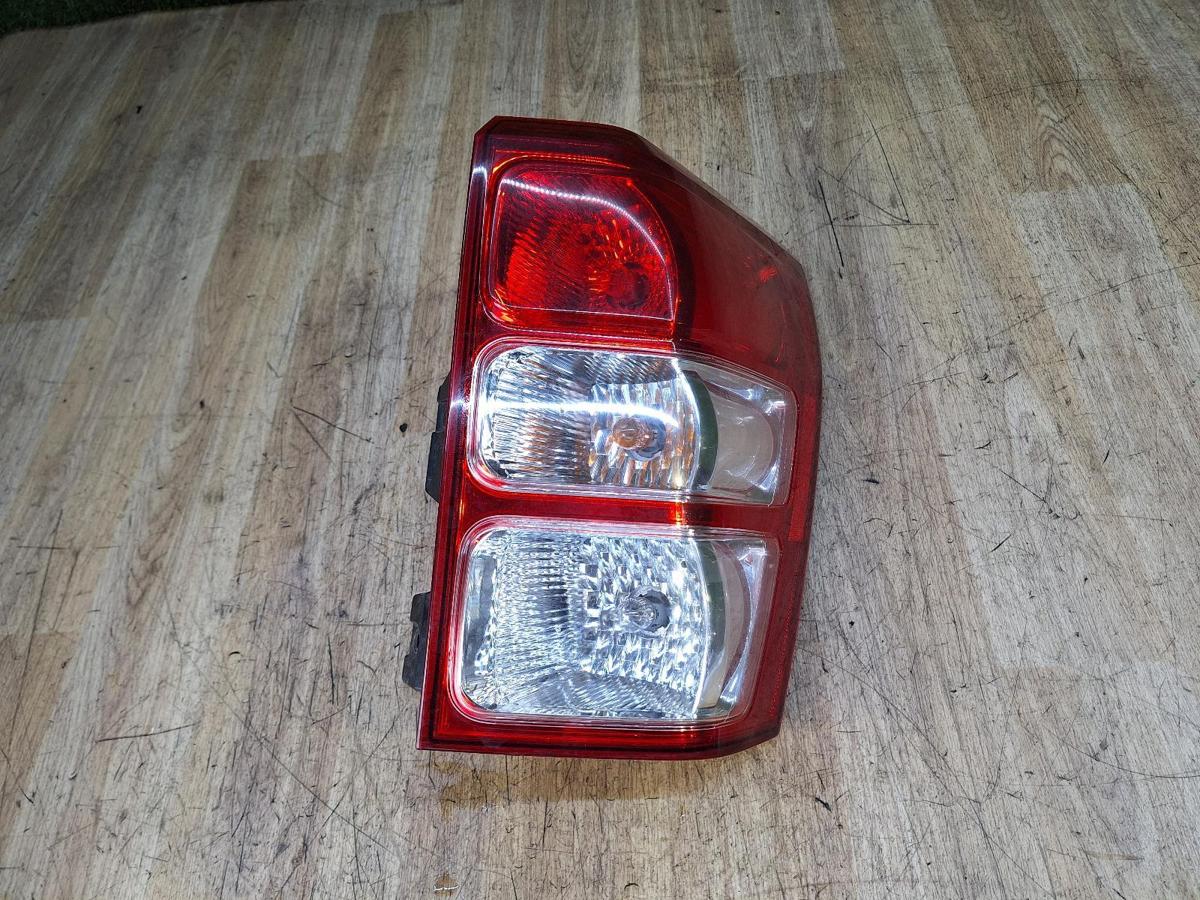 1000952639-Right Taillight Top