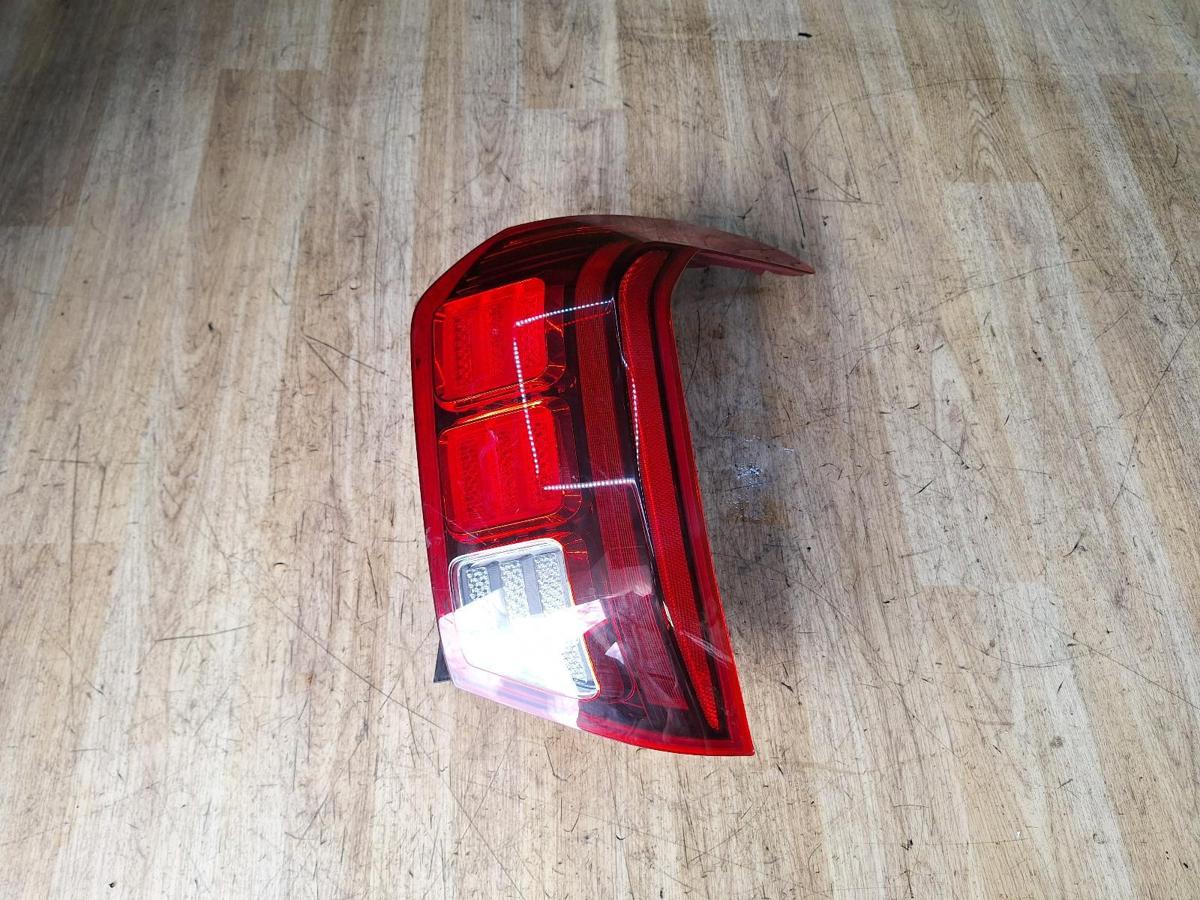 1000953769-Right Taillight Top