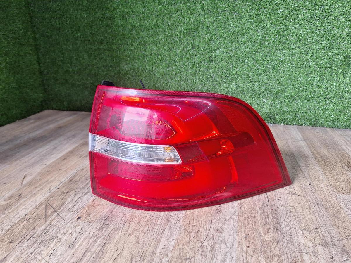 1000956238-Right Taillight Top