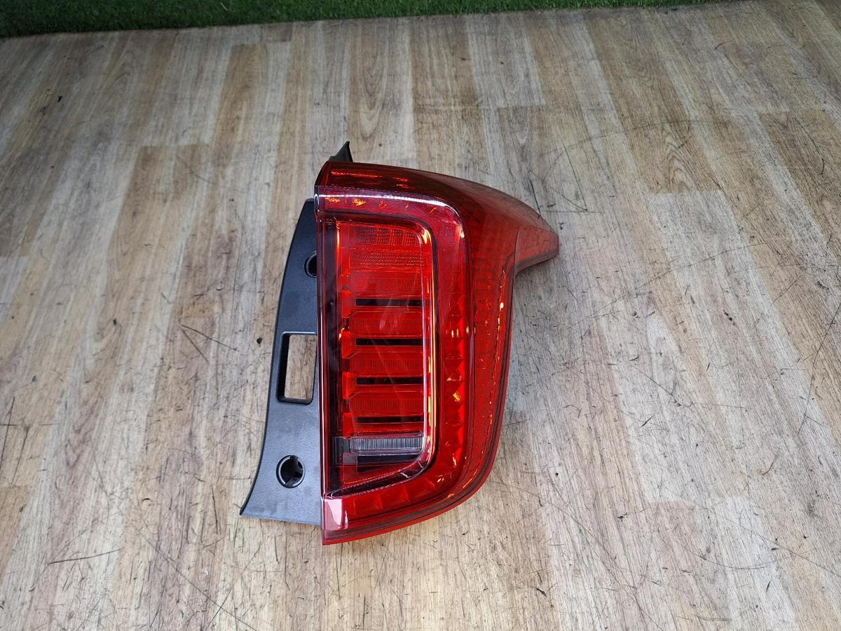 1000955393-Right Taillight Top