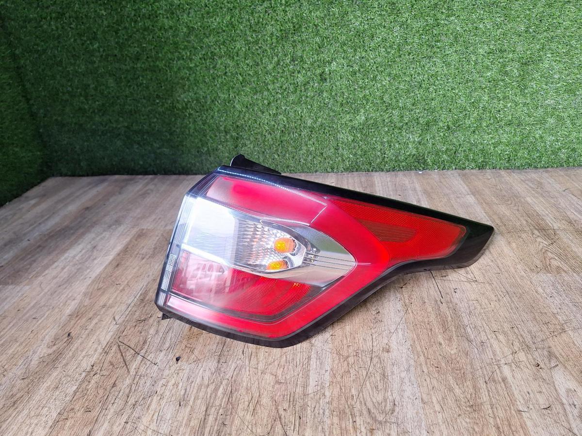 1000955666-Right Taillight Top