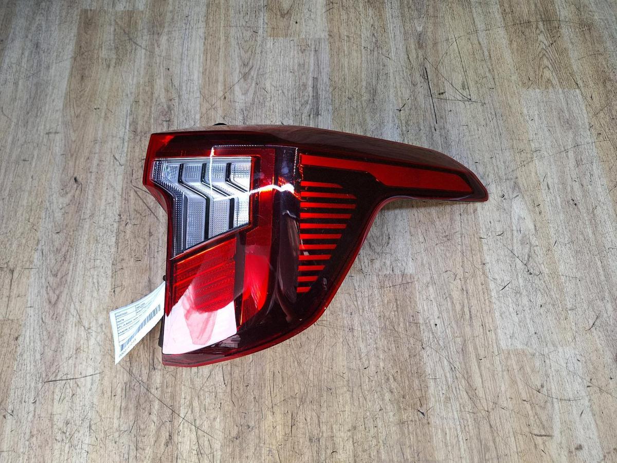 1000956502-Right Taillight Top