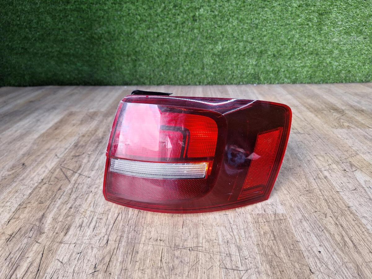 1000955269-Right Taillight Top