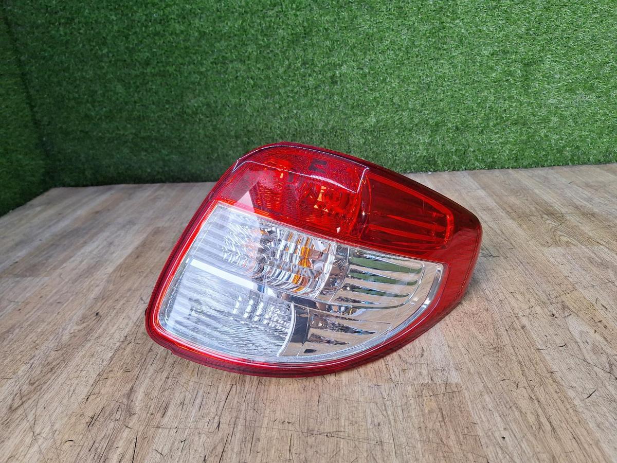 1000955524-Right Taillight Top