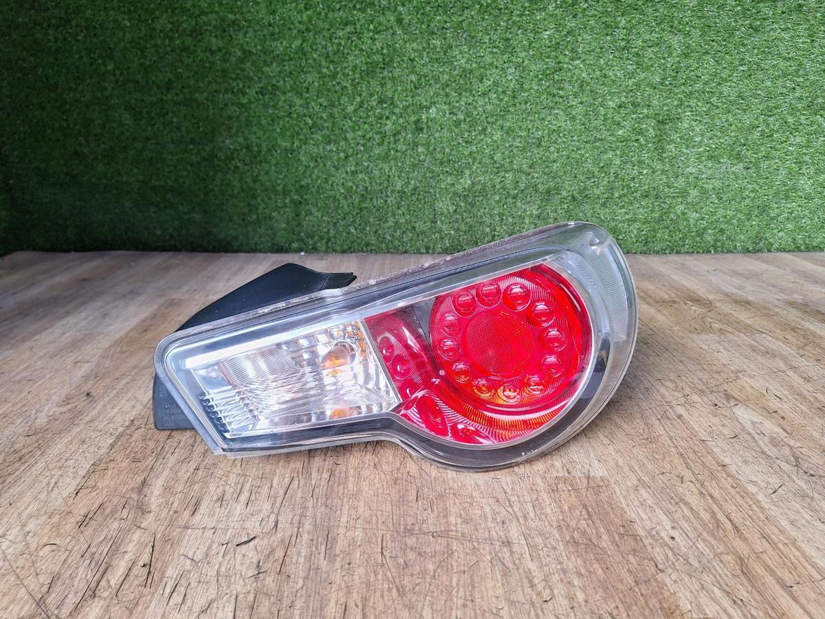 1000956916-Right Taillight Top