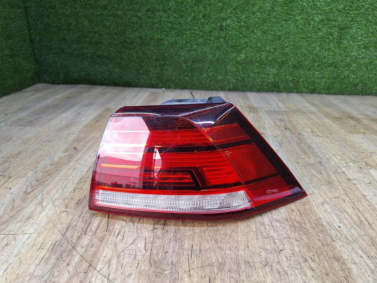 1000957522-Right Taillight Top