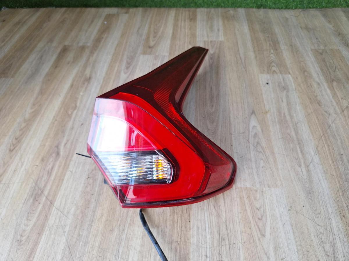 1000879700-Right Taillight Top