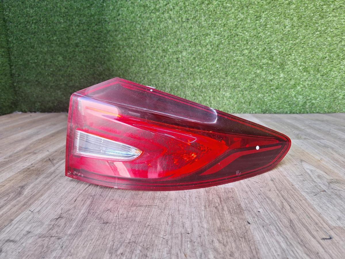 1000883192-Right Taillight Top