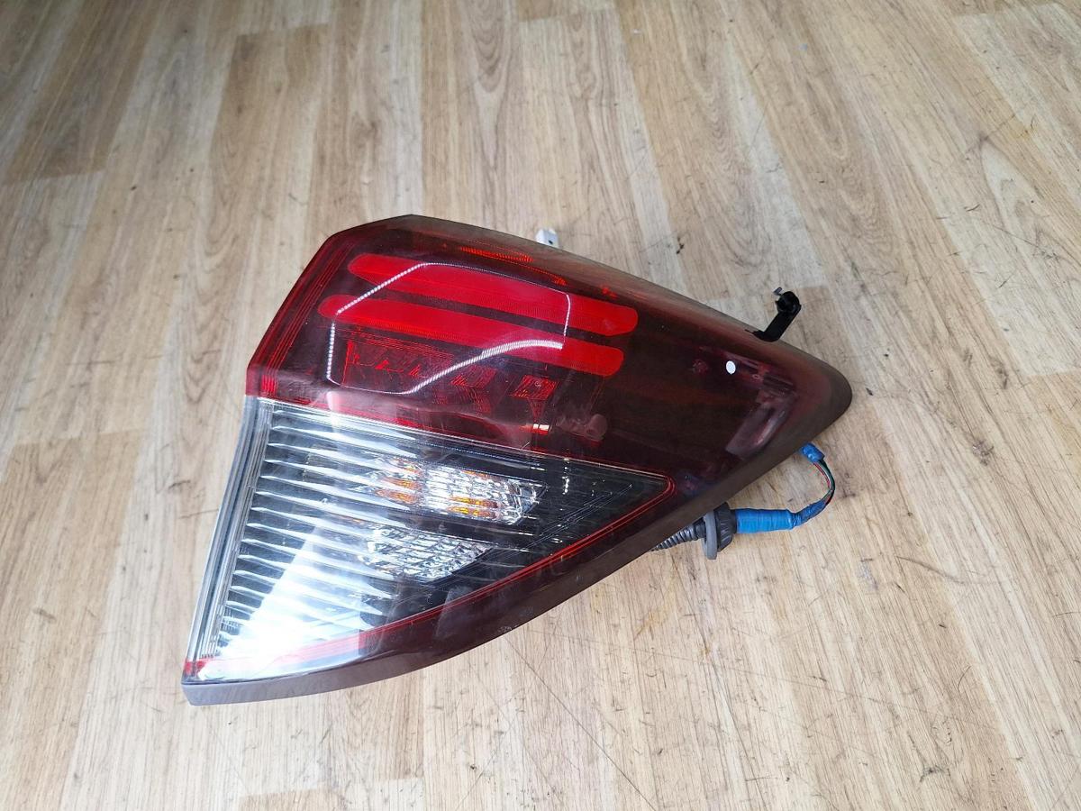 1000883324-Right Taillight Top