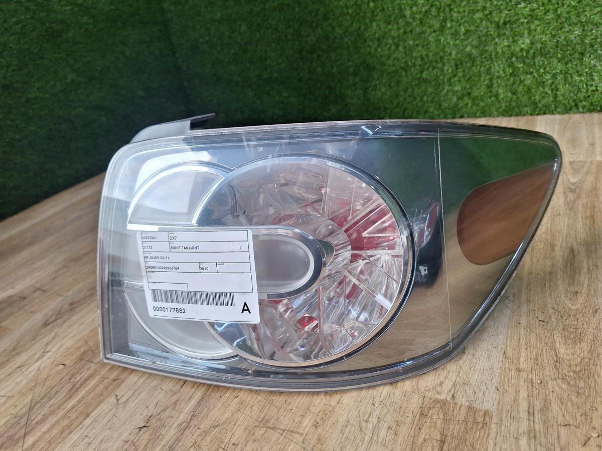 1000883632-Right Taillight Top