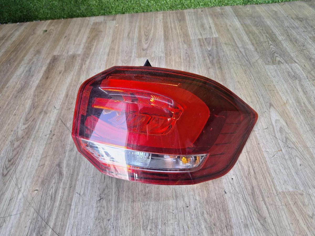 1000884107-Right Taillight Top