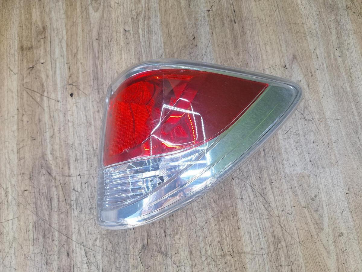 1000916468-Right Taillight Top