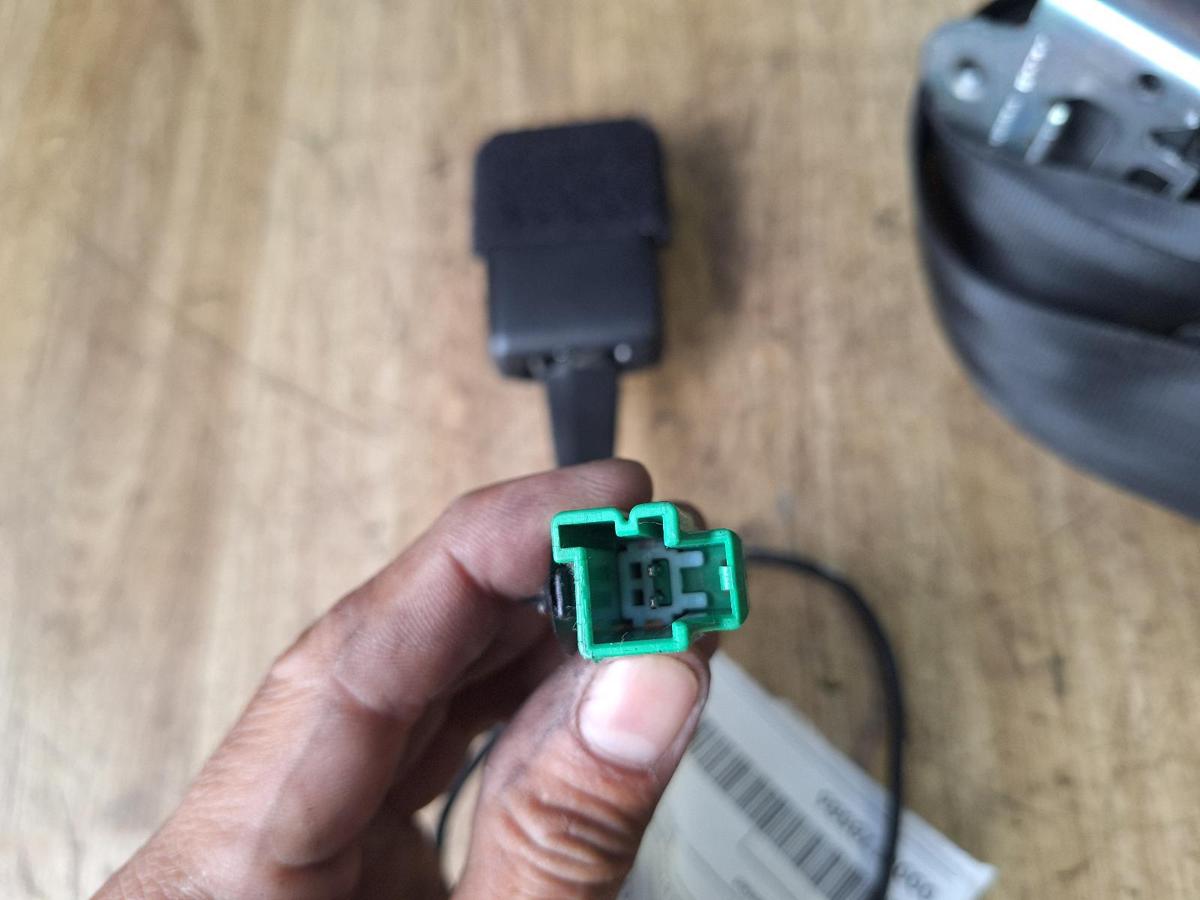 1000881859-Seat Belt RHF Plug