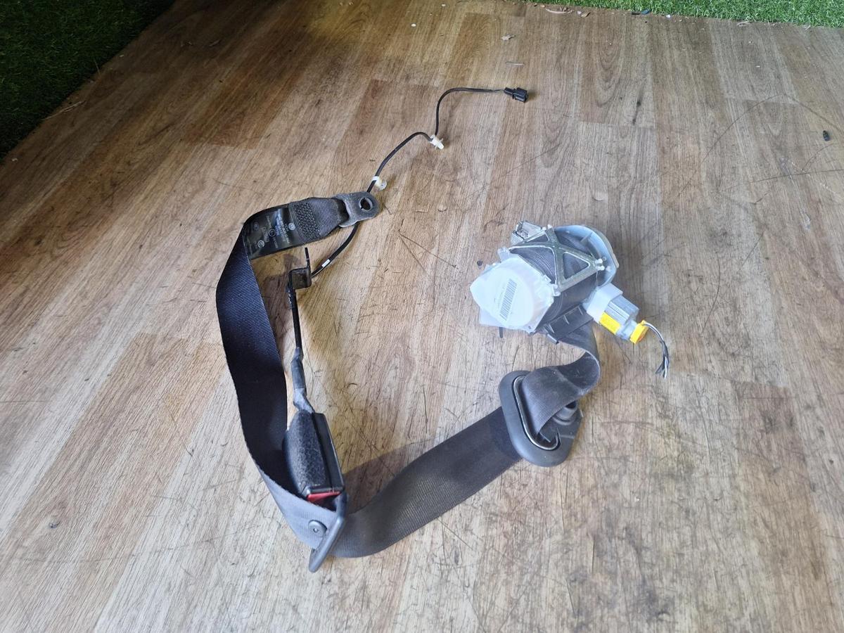 1000908105-Seat Belt RHF Top