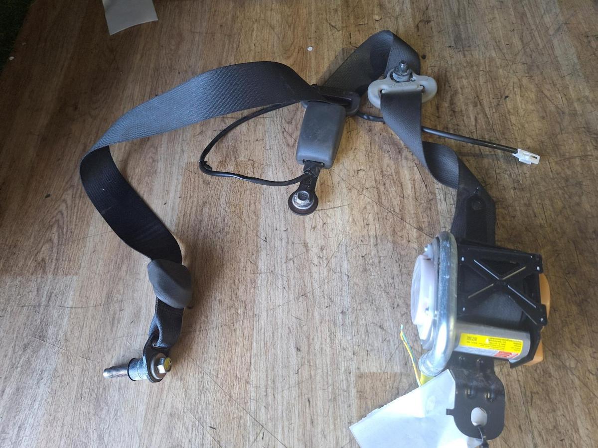 1000911943-Seat Belt RHF Top