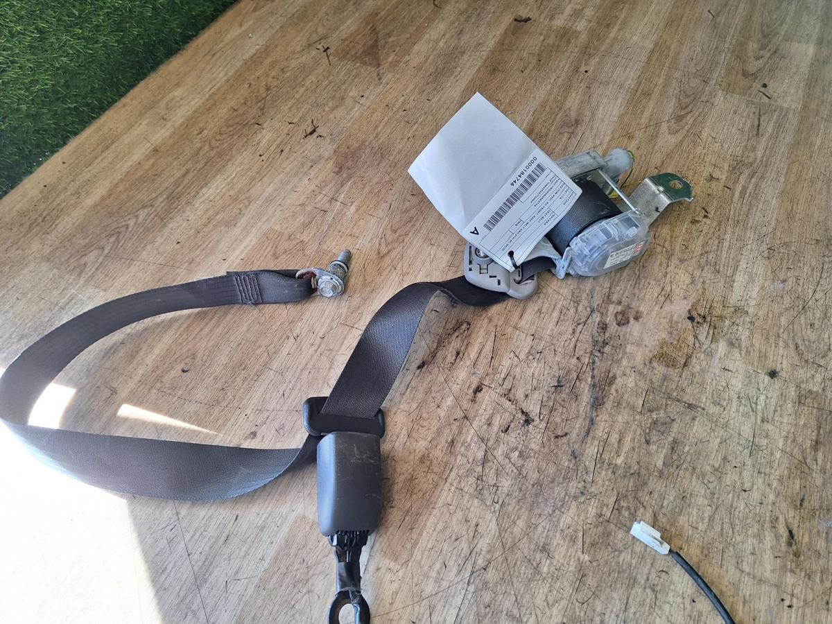 1000919661-Seat Belt RHF Top