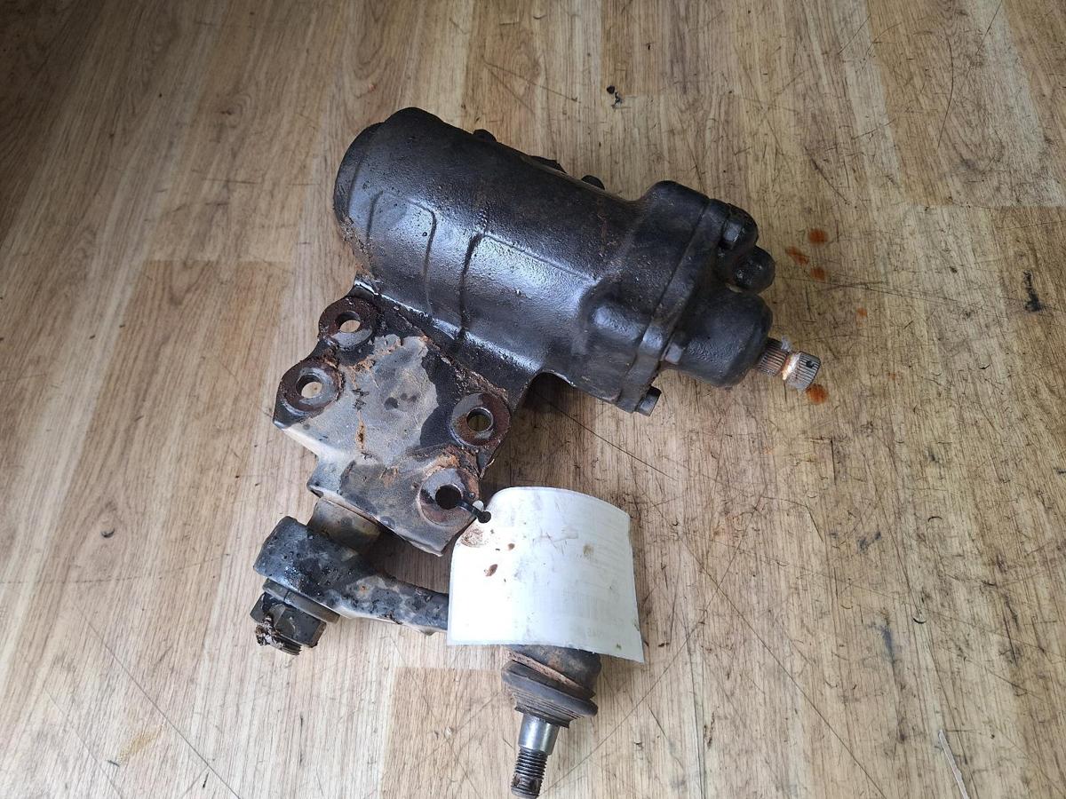1000905409-Steering Box Rack Top