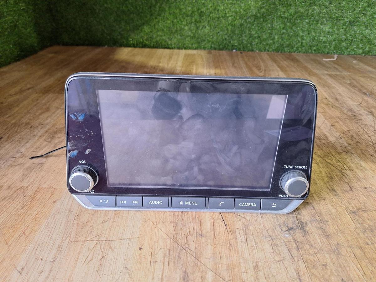 1000912624-Stereo Head Unit Front