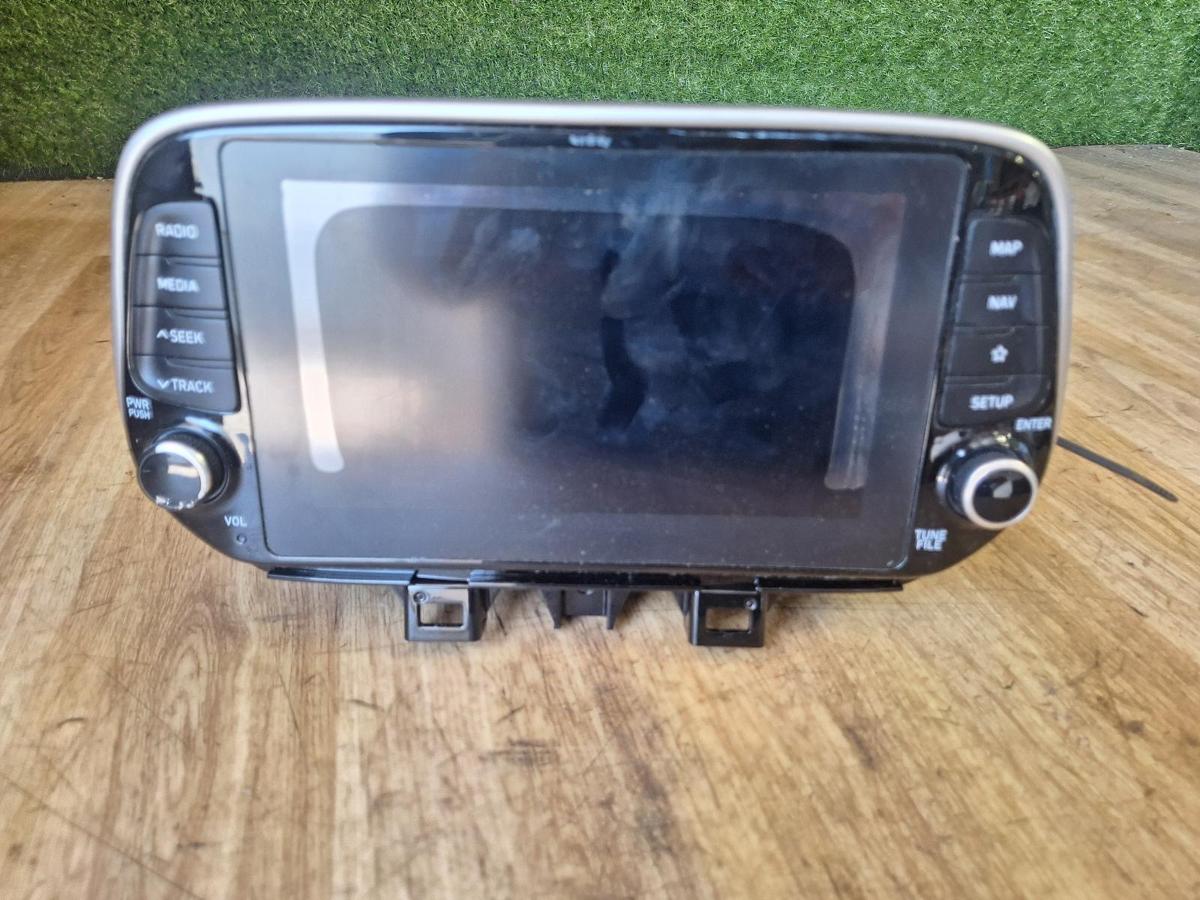 1000900881-Stereo Head Unit Front