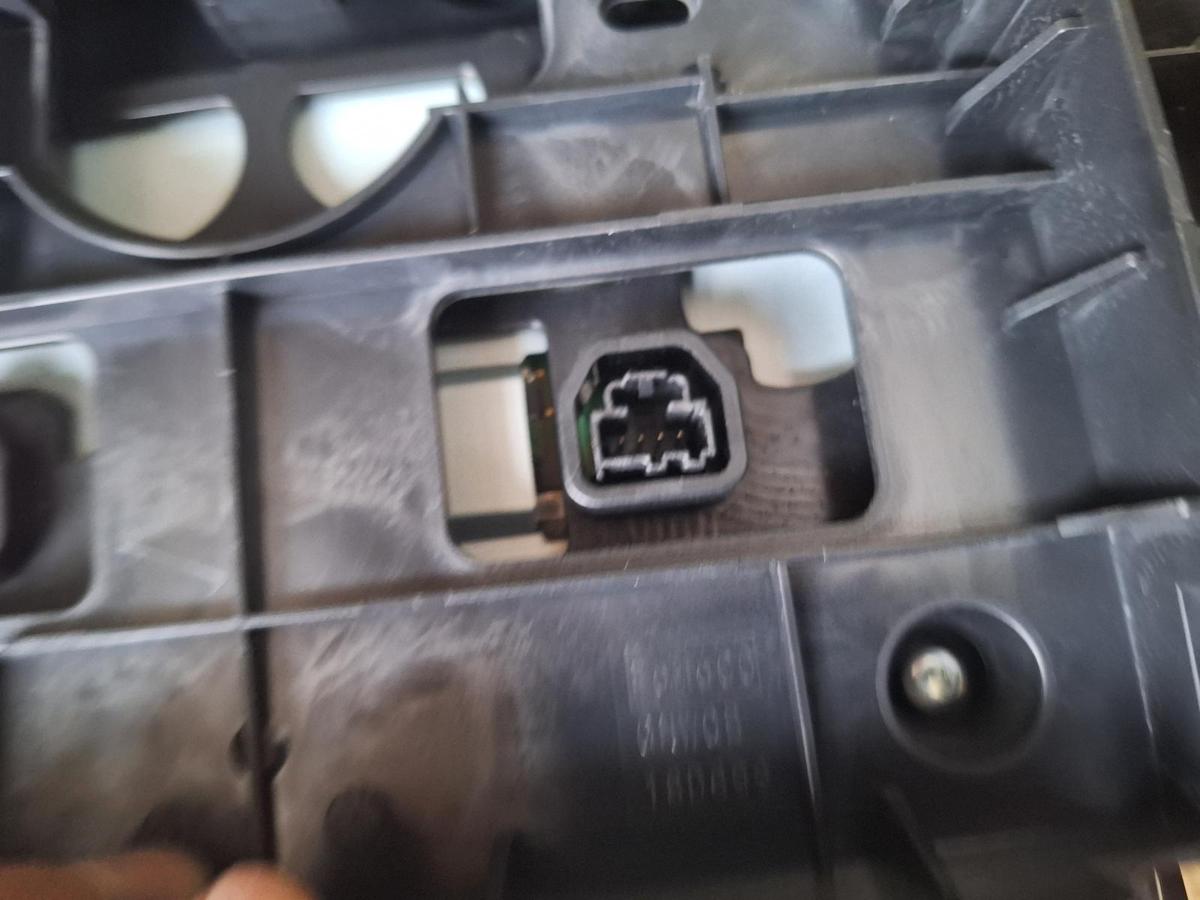 1000911683-Stereo Head Unit Plug 1