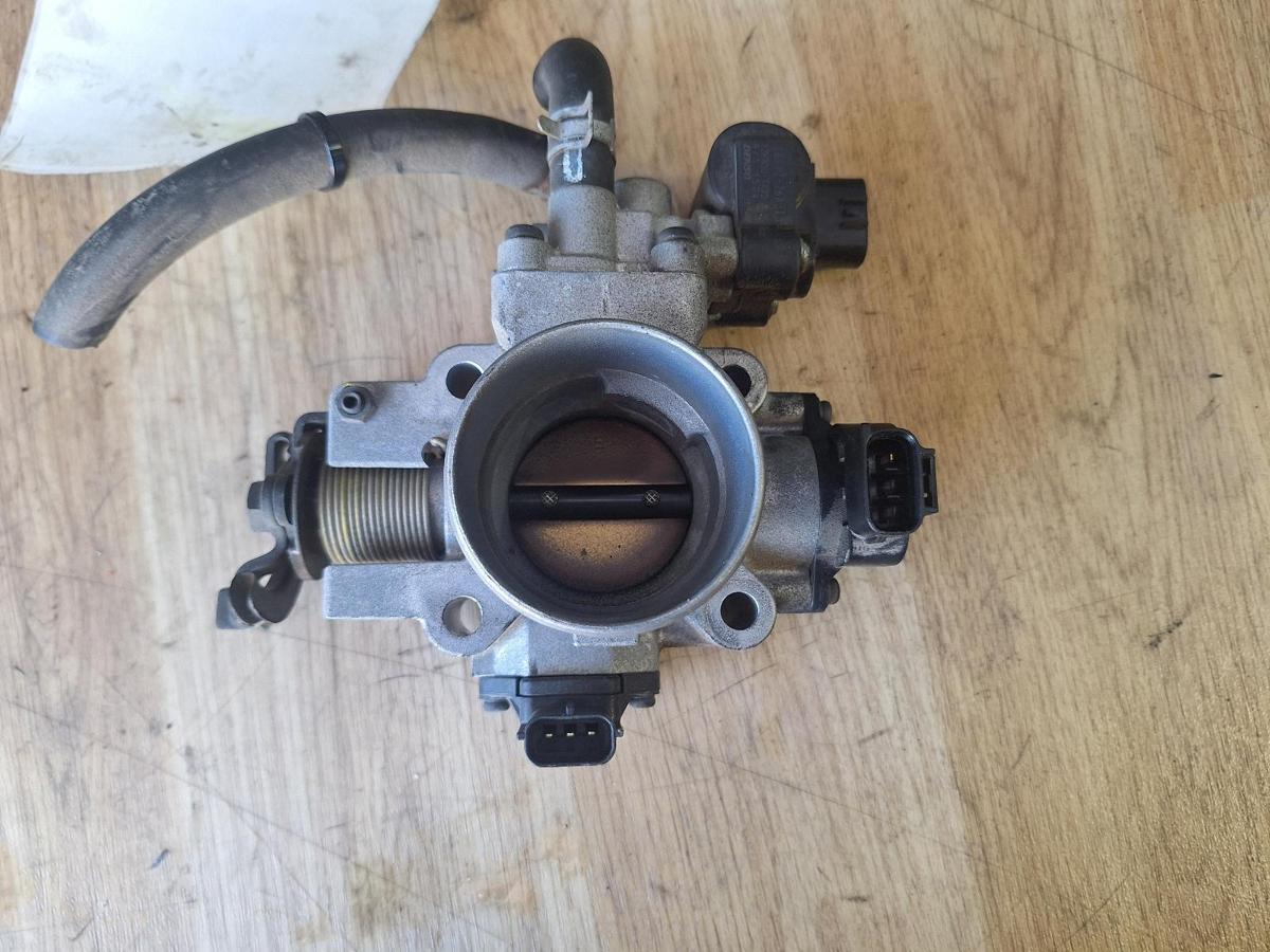 1000898551-Throttle Body Top