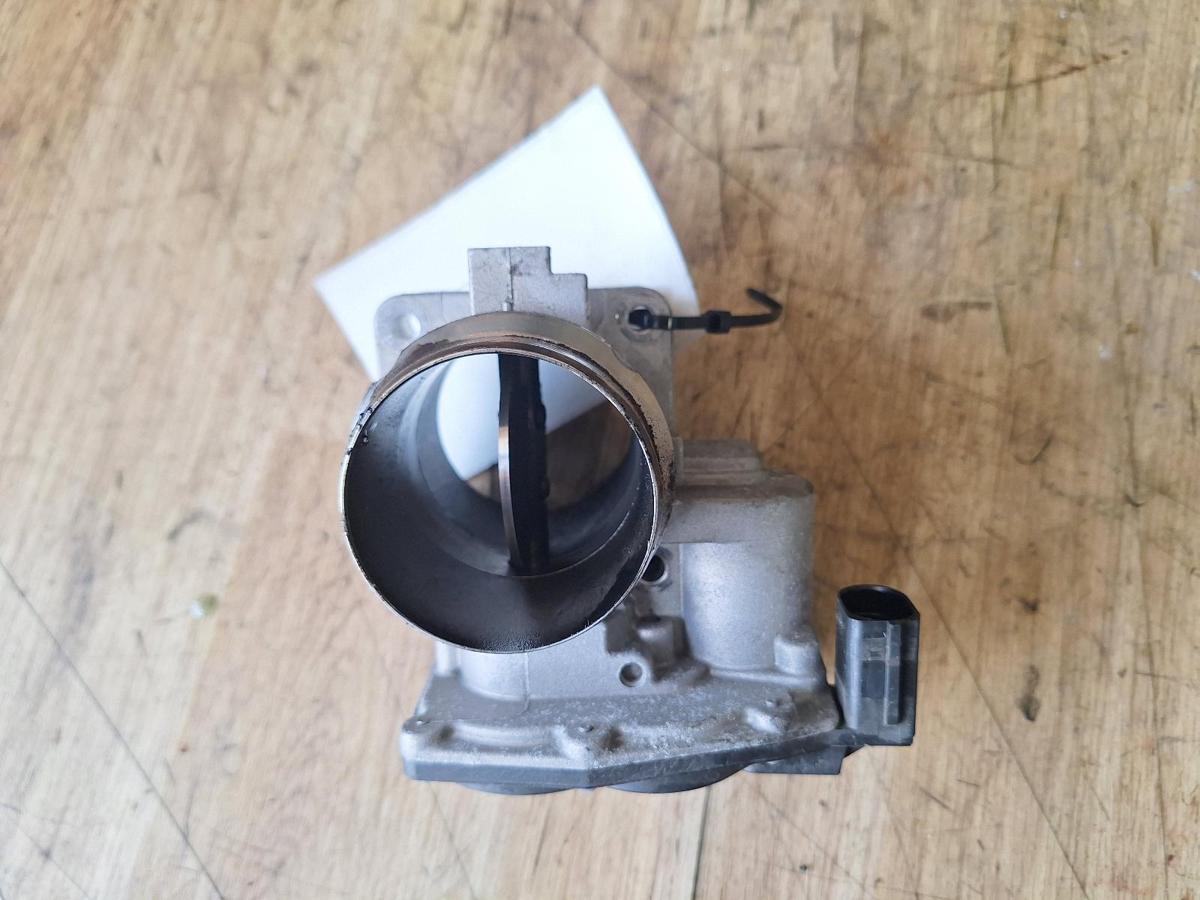 1000926673-Throttle Body Top