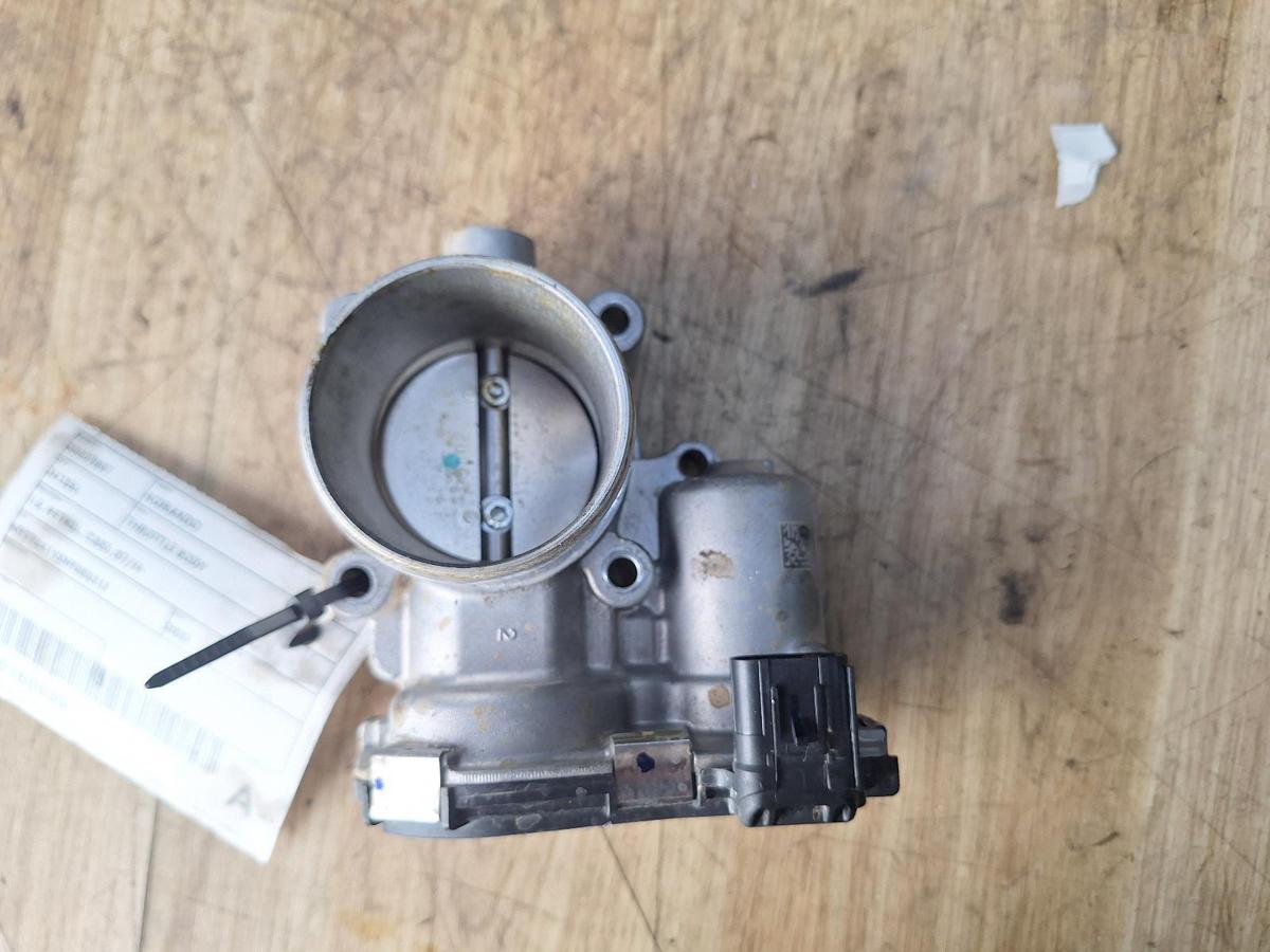 1000893568-Throttle Body Top