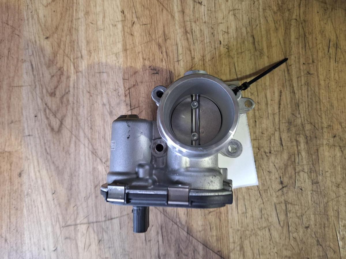 1000914571-Throttle Body Top