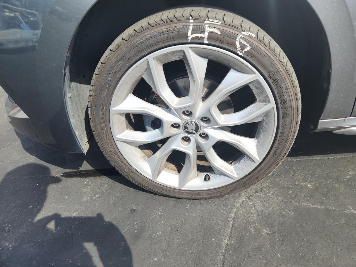 1000942147-Wheel Alloy Left Front