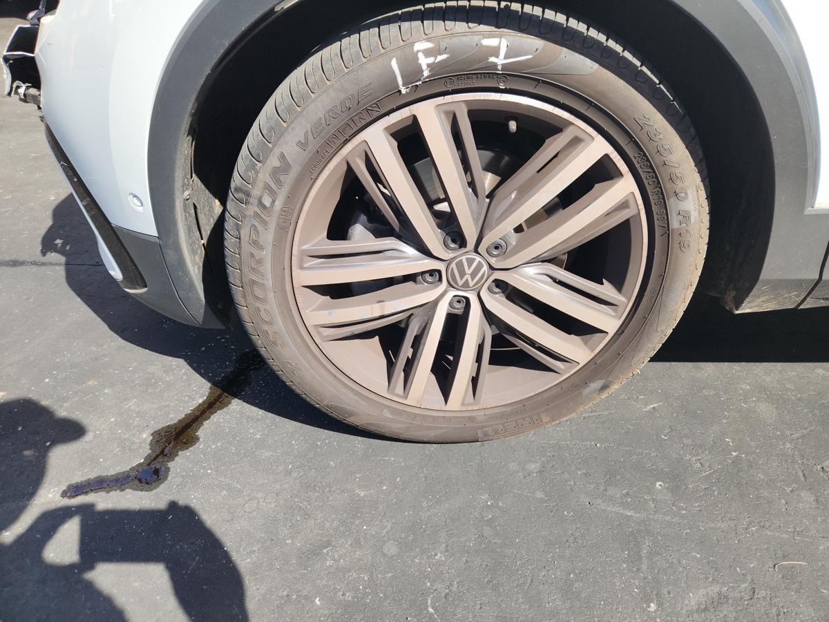 1000944843-Wheel Alloy Left Front