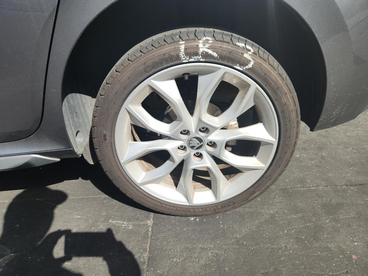 1000942148-Wheel Alloy Left Rear
