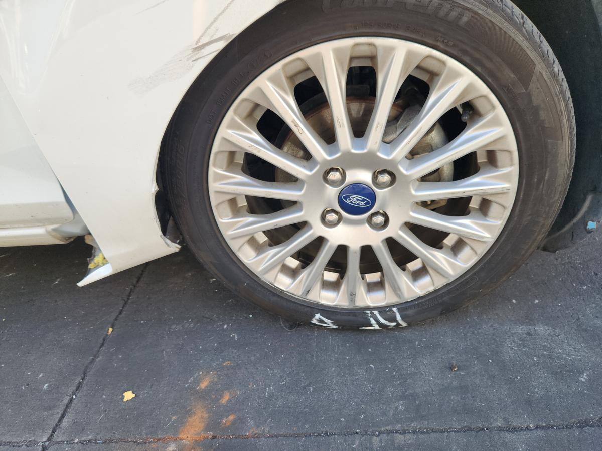 1000944230-Wheel Alloy Right Front